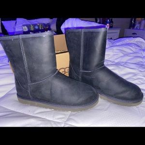 Size 6 women’s classic short leather ugg boots